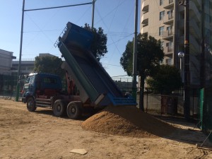 広島市中区　吉島中　グラウンド用真砂土　納入